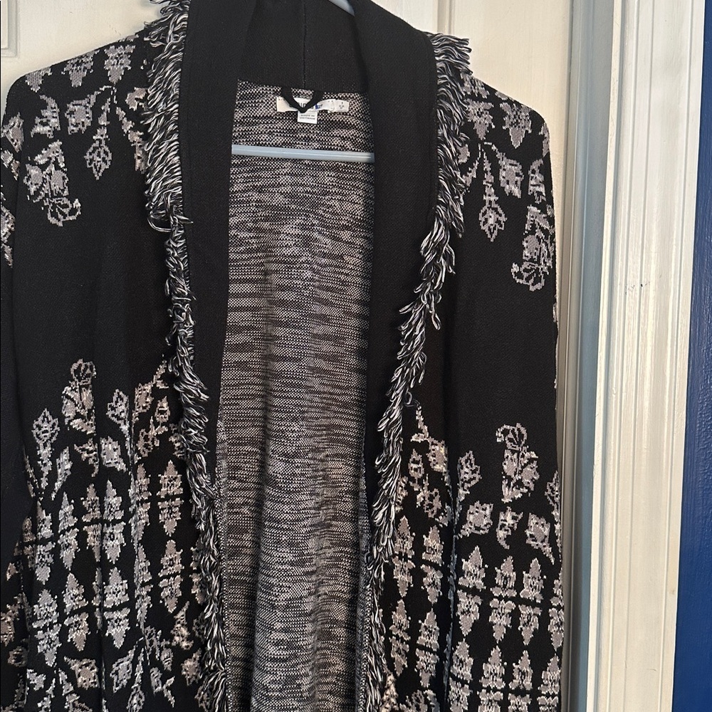Women Chico’s Medallion Print Black & White Fringe Shawl Cardigan - Picture 2 of 6